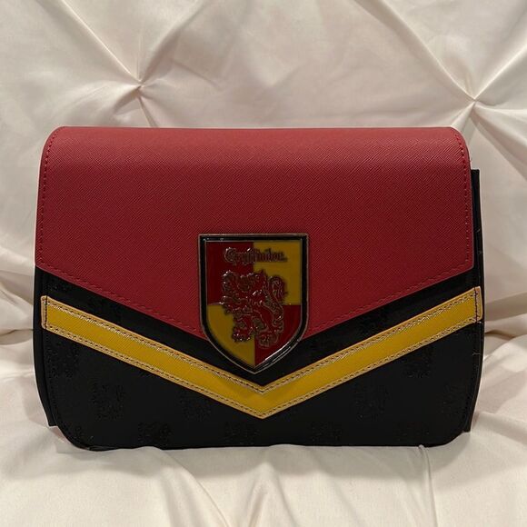 Loungefly Harry Potter Gryffindor House Crest Chain Crossbody Bag NWT 🦁 - Picture 1 of 10